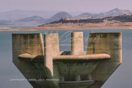 Image du Maroc Professionnelle de  Le barrage Oued El Makhazine, conçu pour le développement et  l'irrigation du périmètre du Loukkos. Ainsi les champs situés dans le triangle Ksar El Kébir, Larache, Moulay Bouselham profitent de cette infrastructure. Cette importante réalisation située sur El Oued Loukkos sert à la régularisation inter annuelle des débits tout en formant une protection contre les crues, au Jeudi 1er Septembre 2005 à cette datte le barrage dispose 309 Million de M3. (Photo / Abdeljalil Bounhar) 